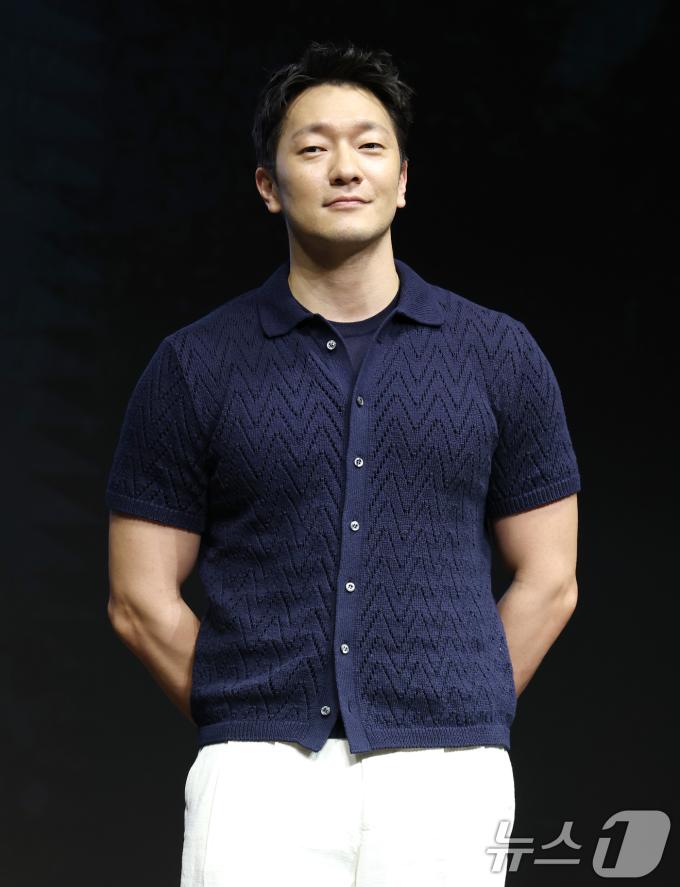 배우 손석구가 14일 서울 종로구 JW 메리어트 동대문 스퀘어 서울에서 열린 디즈니+ 오리지널 시리즈 '나인 퍼즐' 제작발표회에서 포즈를 취하고 있다. '나인 퍼즐'은 10년 전, 미결 사건의 유일한 목격자이자 현직 프로파일러인 '이나'(김다미 분)와 그를 끝까지 용의자로 의심하는 강력팀 형사 '한샘'(손석구 분)이 의문의 퍼즐 조각과 함께 다시 시작된 연쇄살인 사건의 비밀을 파헤치는 추리 스릴러다. ⓒ News1 권현진 기자