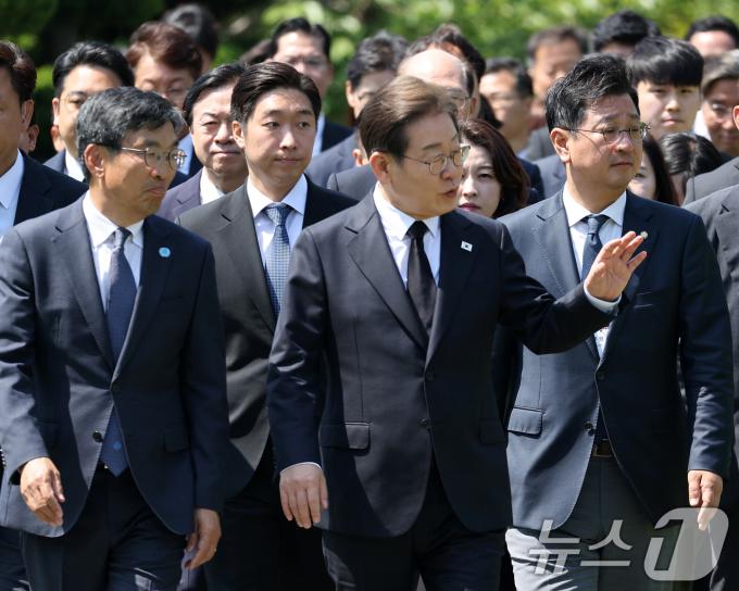 이재명 더불어민주당 대통령 후보가 14일 오전 부산 남구 유엔기념공원을 방문해 참배 장소로 이동하고 있다.(공동취재) 2025.5.14/뉴스1 ⓒ News1 안은나 기자