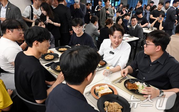 이준석 개혁신당 대통령 후보가 13일 대구 북구 경북대를 찾아 학생들과 점심 식사하며 대화 나누고 있다. 2025.5.13/뉴스1 ⓒ News1 공정식 기자