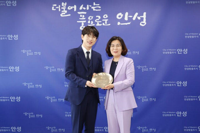 지난 13일 안성시청 시장실에서 트로트 가수 안성훈을 안성시 홍보대사로 위촉한 가운데 김보라 안성시장(오른쪽)과 안성훈이 기념 촬영하고 있다. /사진제공=안성시