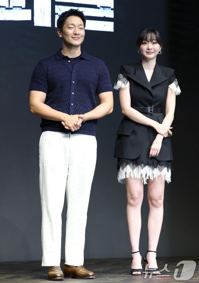 배우 손석구와 김다미(오른쪽)가 14일 서울 종로구 JW 메리어트 동대문 스퀘어 서울에서 열린 디즈니+ 오리지널 시리즈 '나인 퍼즐' 제작발표회에서 포즈를 취하고 있다. '나인 퍼즐'은 10년 전, 미결 사건의 유일한 목격자이자 현직 프로파일러인 '이나'(김다미 분)와 그를 끝까지 용의자로 의심하는 강력팀 형사 '한샘'(손석구 분)이 의문의 퍼즐 조각과 함께 다시 시작된 연쇄살인 사건의 비밀을 파헤치는 추리 스릴러다. 2025.5.14/뉴스1 ⓒ News1 권현진 기자