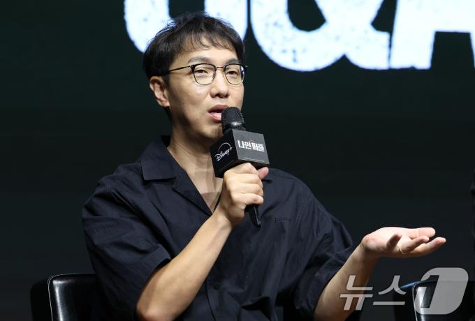 윤종빈 감독이 14일 서울 종로구 JW 메리어트 동대문 스퀘어 서울에서 열린 디즈니+ 오리지널 시리즈 '나인 퍼즐' 제작발표회에서 첫 추리 스릴러를 연출한 소감을 말하고 있다. '나인 퍼즐'은 10년 전, 미결 사건의 유일한 목격자이자 현직 프로파일러인 '이나'(김다미 분)와 그를 끝까지 용의자로 의심하는 강력팀 형사 '한샘'(손석구 분)이 의문의 퍼즐 조각과 함께 다시 시작된 연쇄살인 사건의 비밀을 파헤치는 추리 스릴러다. 2025.5.14/뉴스1 ⓒ News1 권현진 기자