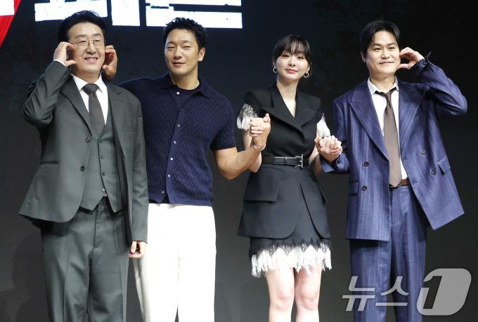 배우 현봉식(왼쪽부터)과 손석구, 김다미, 김성균이 14일 서울 종로구 JW 메리어트 동대문 스퀘어 서울에서 열린 디즈니+ 오리지널 시리즈 '나인 퍼즐' 제작발표회에서 포즈를 취하고 있다. '나인 퍼즐'은 10년 전, 미결 사건의 유일한 목격자이자 현직 프로파일러인 '이나'(김다미 분)와 그를 끝까지 용의자로 의심하는 강력팀 형사 '한샘'(손석구 분)이 의문의 퍼즐 조각과 함께 다시 시작된 연쇄살인 사건의 비밀을 파헤치는 추리 스릴러다. 2025.5.14/뉴스1 ⓒ News1 권현진 기자