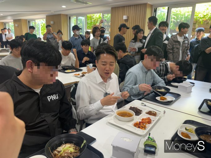 이준석 개혁신당 대선 후보가 14일 부산대학교에서 열린 '학식먹자' 정책토론을 진행했다. /사진=김서연 기자 