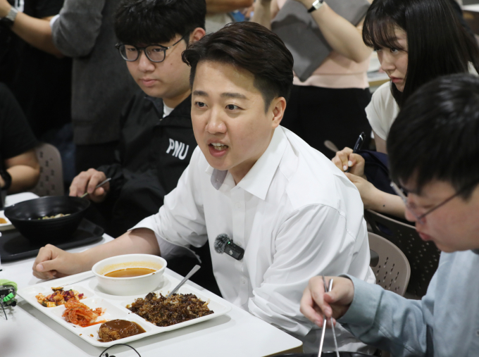  이준석 개혁신당 대통령 후보가 14일 부산 금정구 부산대학교를 찾아 학생들과 학식을 먹으며 대화하고 있다.  /사진=뉴스1