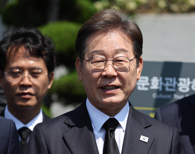 이재명 더불어민주당 대선후보가 14일 조선업 지원·육성 공약을 발표했다. 사진은 이날 부산 남구 유엔기념공원을 찾아 참배 후 취재진 질문에 답하는 모습. /사진=뉴시스