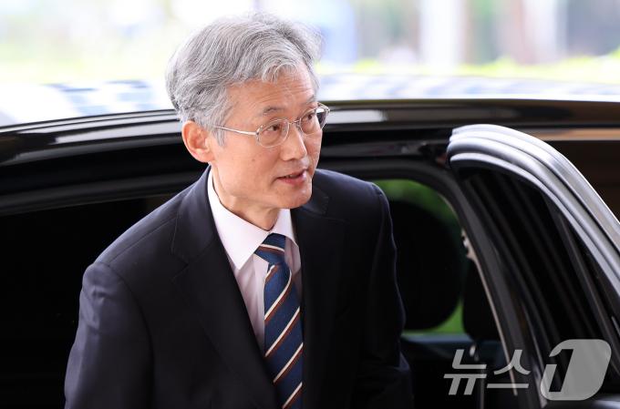 조희대 대법원장이 13일 오전 서울 서초구 대법원으로 출근을 하고 있다. 2025.5.13/뉴스1 ⓒ News1 이동해 기자