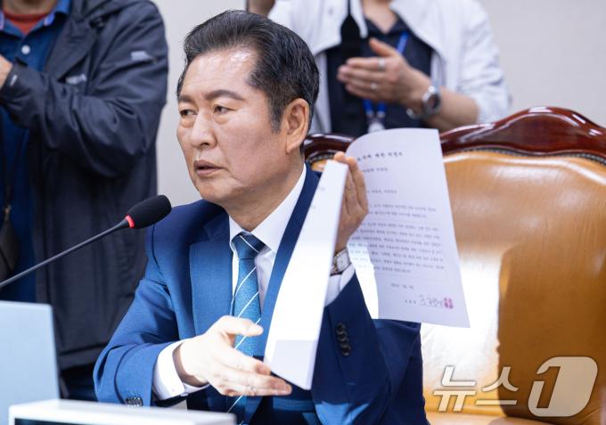 정청래 국회 법제사법위원회 위원장이 14일 오전 서울 여의도 국회에서 열린 법사위 전체회의에서 조희대 대법원장의 출석요구에 대한 의견서를 손에 들고 발언을 하고 있다. 2025.5.14/뉴스1 ⓒ News1 이재명 기자