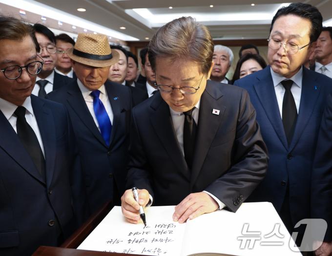 더불어민주당 이재명 대통령 후보가 14일 부산시 남구 유엔기념공원을 찾아 참배를 마친 뒤 방명록을 남기고 있다. 이 후보는 