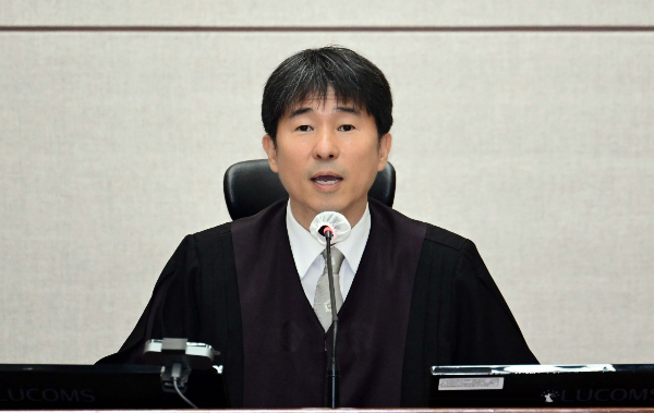 김용민 더불어민주당 의원이 윤석열 전 대통령의 내란혐의 재판을 담당하는 지귀연 부장판사를 두고 룸살롱 접대 의혹을 제기했다. 사진은 지귀연 부장판사가 윤 전 대통령 내란 우두머리 혐의 재판을 하기 전 언론 공개에 대해 발언하는 모습. /사진=뉴시스