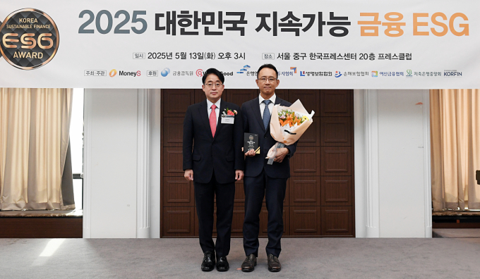 김진억 금융투자협회 상무가 지난 13일 오후 서울 중구 한국프레스센터에서 열린 '제5회 지속가능 금융 ESG 어워드'에서 신희상 이지스자산운용 경영기획실 전무에게 증권부분 상패를 수상한 뒤 기념촬영을 하고 있다. /사진=머니S 장동규 기자