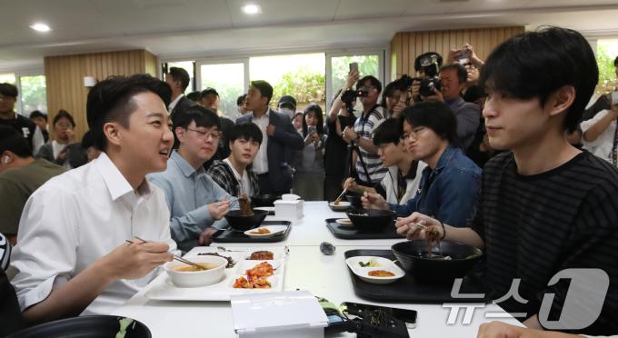 이준석 개혁신당 대통령 후보가 14일 부산 금정구 부산대학교를 찾아 학생들과 학식을 먹으며 대화하고 있다. 2025.5.14/뉴스1 ⓒ News1 윤일지 기자