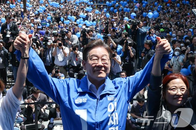이재명 더불어민주당 대통령 후보가 민주당 험지로 꼽히는 부산·경남(PK) 지역 유세에 나선 14일 부산 부산진구 서면을 찾아 연설에 앞서 인사하고 있다. 2025.5.14/뉴스1 ⓒ News1 안은나 기자