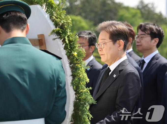 이재명 더불어민주당 대통령 후보가 14일 오전 부산 남구 유엔기념공원을 찾아 헌화하고 있다.(공동취재) 2025.5.14/뉴스1 ⓒ News1 안은나 기자