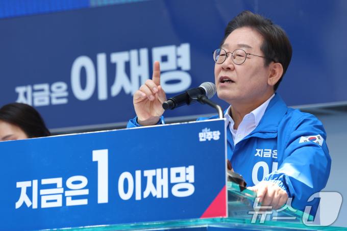 이재명 더불어민주당 대통령 후보가 민주당 험지로 꼽히는 부산·경남(PK) 지역 유세에 나선 14일 부산 부산진구 서면을 찾아 지지를 호소하고 있다.(공동취재) 2025.5.14/뉴스1 ⓒ News1 안은나 기자