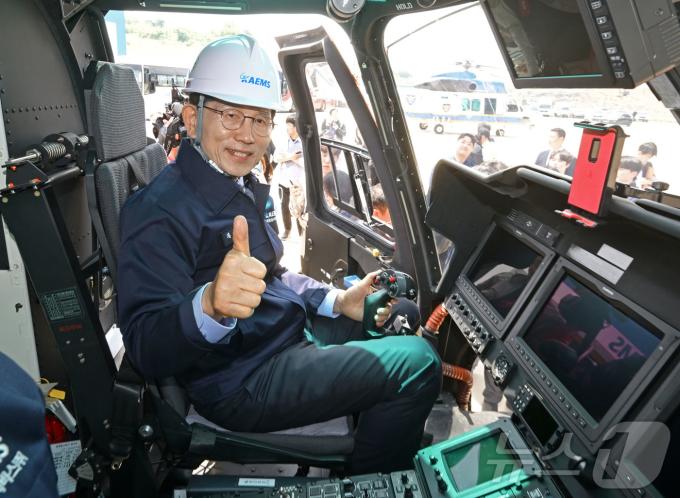 김문수 국민의힘 대통령 후보가 14일 경남 사천시 항공정비업체 한국항공서비스에 방문해 산림청 산불 진화 헬기를 살펴보고 있다. (공동취재) 2025.5.14/뉴스1 ⓒ News1 김민지 기자