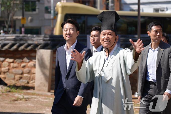 이준석 개혁신당 대통령 후보가 14일 오전 부산 동래구 부산시유림회관을 찾아 관계자로부터 설명을 듣고 있다. (이준석 캠프 제공. 재판매 및 DB 금지) 2025.5.14/뉴스1