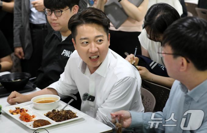 이준석 개혁신당 대통령 후보가 14일 부산 금정구 부산대학교를 찾아 학생들과 학식을 먹으며 대화하고 있다. 2025.5.14/뉴스1 ⓒ News1 윤일지 기자