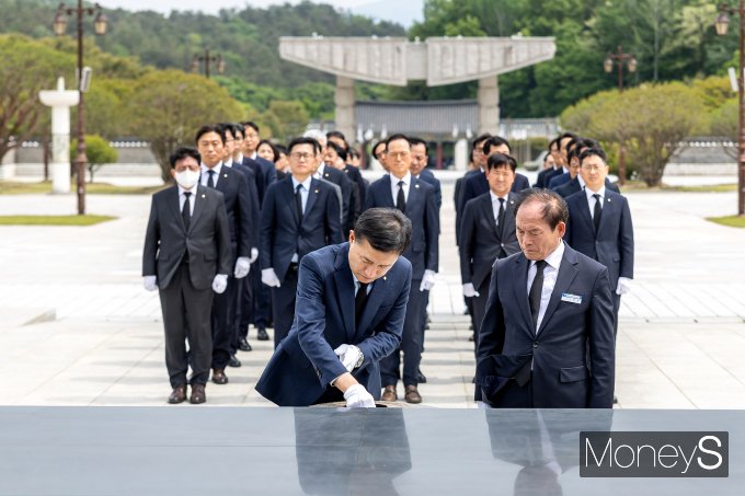 고병일 광주은행장과 임직원들은 지난 13일 광주 북구 운정동 국립5·18민주묘지를 찾아 참배하고 있다/사진=광주은행 제공.