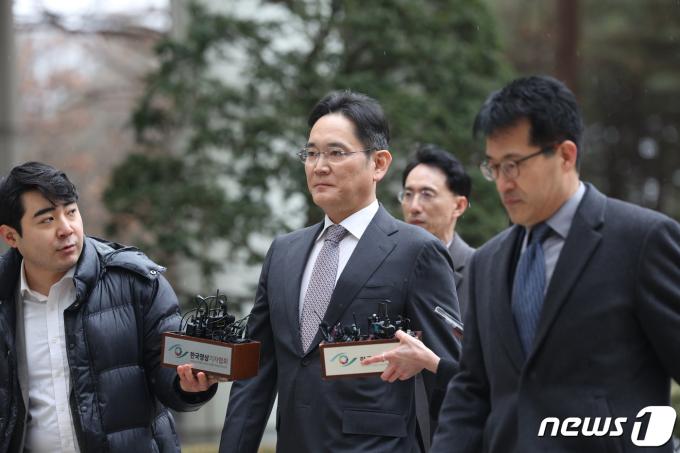 이재용 삼성전자 회장이 5일 오후 서울 서초구 서울중앙지방법원에서 열린 회계부정·부당합병 관련 1심 선고 공판에 출석하고 있다. 이 회장은 경영권 승계를 목적으로 삼성 미래전략실 주도로 2015년 삼성물산과 제일모직의 합병을 계획적으로 추진하고, 그 과정에서 회계부정·부정거래를 저지른 혐의로 2020년 9월 기소됐다. 2024.2.5/뉴스1 ⓒ News1 박정호 기자