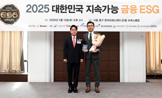 김진억 금융투자협회 상무가 13일 오후 서울 중구 한국프레스센터에서 열린 '제5회 지속가능 금융 ESG 어워드'에서 갈상면 하나증권 ESG본부장 전무에게 증권부분 상패를 수상한 뒤 기념촬영을 하고 있다./사진=머니S 장동규 기자