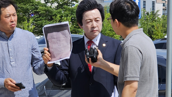 신도 성추행과 사기 등 혐의를 받는 허경영 국가혁명당 명예대표가 오는 16일 영장심사를 받는다. 사진은 지난해 7월19일 허 대표가 경찰 2차 조사를 앞두고 경기북부경찰청 앞에서 자신의 입장을 밝힌 모습. /사진=뉴시스