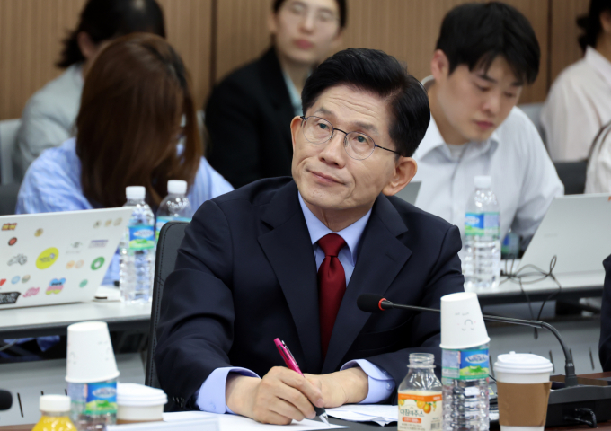 김문수 국민의힘 대선 후보가 14일 경남 창원 두산에너빌리티를 찾아 지원 의지를 내비쳤다. 사진은 이날 오전 경남 사천 우주항공청을 방문해 브리핑을 경청하는 김 후보. /사진=뉴시스