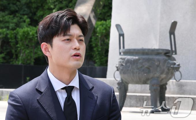 김용태 국민의힘 공동선거대책위원장이 14일 서울 동작구 보라매공원을 찾아 산업재해 희생자 위령탑에 참배한 후 취재진과 인터뷰를 하고 있다. 2025.5.14/뉴스1 ⓒ News1 김성진 기자