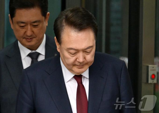12·3 비상계엄 사태와 관련해 내란 우두머리 혐의 등으로 기소된 윤석열 전 대통령이 12일 서울 서초구 서울중앙지방법원에서 열린 3차 공판을 마친 뒤 법원을 나서고 있다. 2025.5.12/뉴스1 ⓒ News1 사진공동취재단