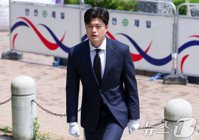 김용태 국민의힘 공동선거대책위원장이 14일 서울 동작구 보라매공원을 찾아 산업재해 희생자 위령탑에 참배하고 있다. 2025.5.14/뉴스1 ⓒ News1 김성진 기자