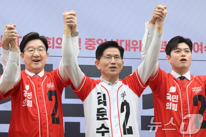 김문수 국민의힘 대통령 후보와 권성동,김용태 공동선대위원장이 12일 서울 여의도 중앙당사에서 열린 중앙선거대책위원회 임명장 수여식에서 손을 잡아 들어보이고 있다. (공동취재) 2025.5.12/뉴스1 ⓒ News1 이광호 기자