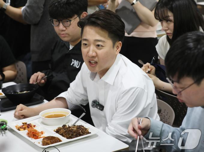 이준석 개혁신당 대통령 후보가 14일 부산 금정구 부산대학교를 찾아 학생들과 학식을 먹으며 대화하고 있다. 2025.5.14/뉴스1 ⓒ News1 윤일지 기자