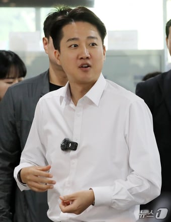 이준석 개혁신당 대통령 후보가 14일 부산 금정구 부산대학교를 찾아 학생들과 점심 식사를 위해 금정회관 학생식당으로 향하고 있다. 2025.5.14/뉴스1 ⓒ News1 윤일지 기자