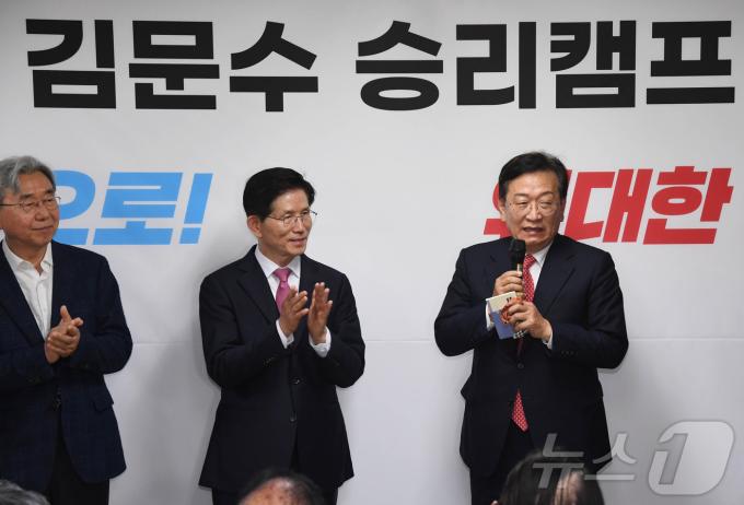 국민의힘 대선 경선에 출마하는 김문수 후보자가 17일 오후 서울 여의도 선거사무소에서 열린 개소식에서 석동현 변호사의 지지 발언을 듣고 있다. (공동취재) 2025.4.17/뉴스1 ⓒ News1 김민지 기자