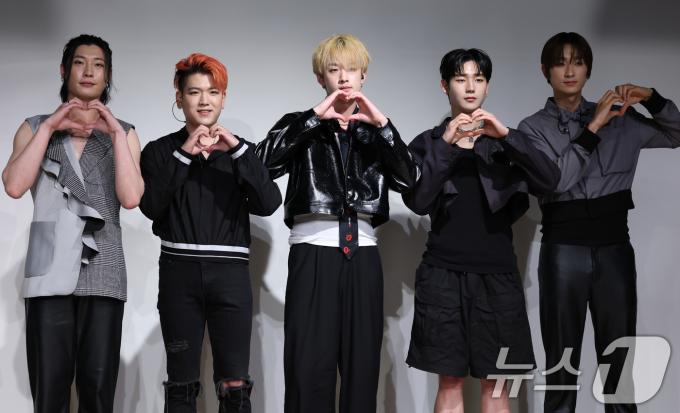 밴드 투지(2Z)의 주논(왼쪽부터)과 뉴본, 호진, 범준, 정현이 14일 서울 금천구 문화정원 아트홀에서 가진 다섯 번째 싱글 'CrossRoad(크로스로드)' 발매 쇼케이스에서 포즈를 취하고 있다. 2025.5.14/뉴스1 ⓒ News1 권현진 기자