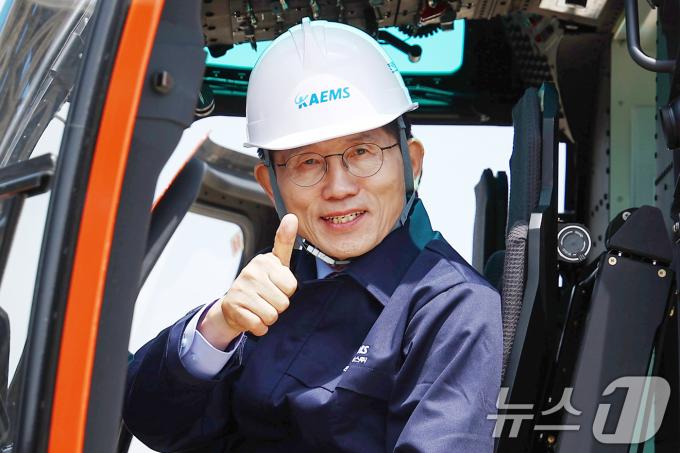 김문수 국민의힘 대통령 후보가 14일 경남 사천시 항공정비업체 한국항공서비스에 방문해 산림청 산불 진화 헬기를 살펴보고 있다. 2025.5.14/뉴스1 ⓒ News1 김민지 기자
