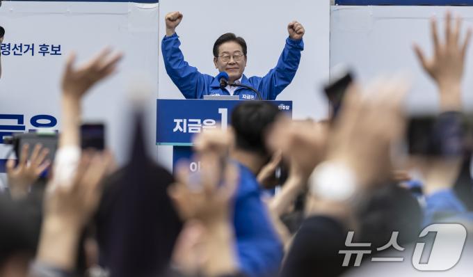 이재명 더불어민주당 대통령 후보가 민주당 험지로 꼽히는 부산·경남(PK) 지역 유세에 나선 14일 경남 창원시 상남분수광장을 찾아 지지를 호소하고 있다. (공동취재) 2025.5.14/뉴스1 ⓒ News1 안은나 기자
