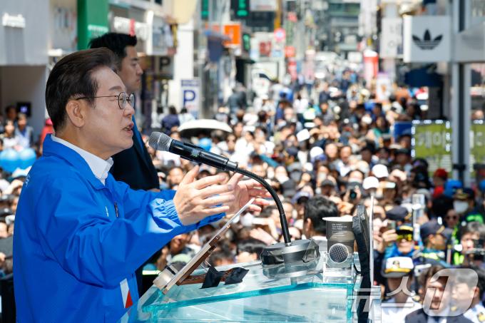 이재명 더불어민주당 대통령 후보가 민주당 험지로 꼽히는 부산·경남(PK) 지역 유세에 나선 14일 부산 부산진구 서면을 찾아 지지를 호소하고 있다. 2025.5.14/뉴스1 ⓒ News1 안은나 기자