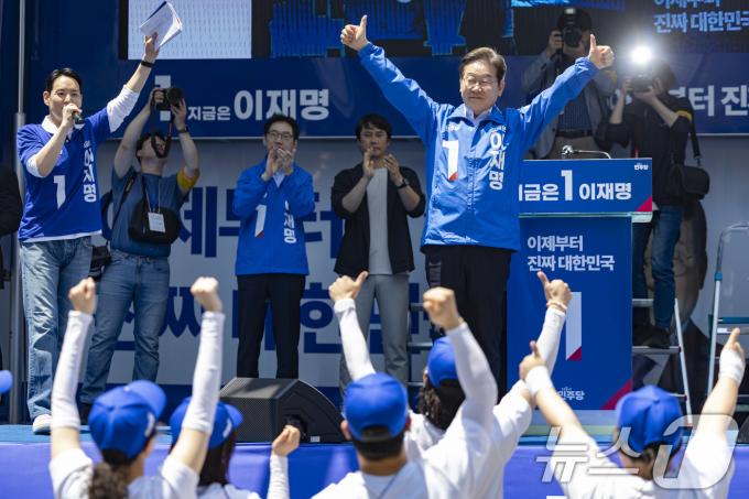 이재명 더불어민주당 대통령 후보가 민주당 험지로 꼽히는 부산·경남(PK) 지역 유세에 나선 14일 부산 부산진구 서면을 찾아 인사하고 있다. (공동취재) 2025.5.14/뉴스1 ⓒ News1 안은나 기자