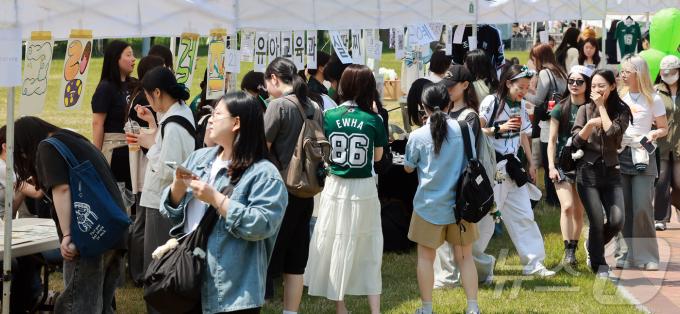 139주년 대동제가 열리는 14일 서울 서대문구 대현동 이화여자대학교에서 학생들이 부스를 둘러보고 있다. 2025.5.14/뉴스1 ⓒ News1 김진환 기자