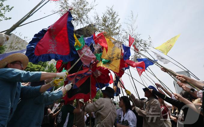 [뉴스1 PICK]'중간고사 끝! 즐거운 축제 시작' 이화여대 139주년 대동제 개막
