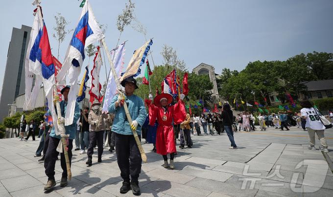 [뉴스1 PICK]'중간고사 끝! 즐거운 축제 시작' 이화여대 139주년 대동제 개막
