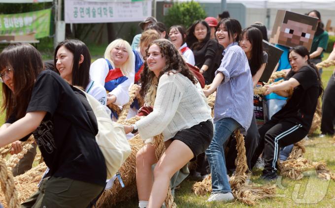 [뉴스1 PICK]'중간고사 끝! 즐거운 축제 시작' 이화여대 139주년 대동제 개막