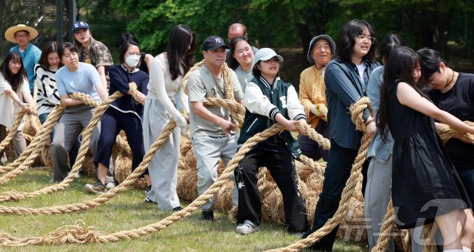 [뉴스1 PICK]'중간고사 끝! 즐거운 축제 시작' 이화여대 139주년 대동제 개막
