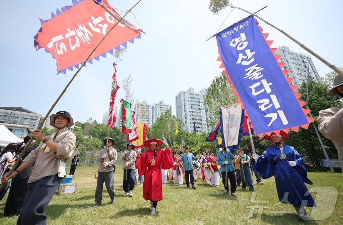 [뉴스1 PICK]'중간고사 끝! 즐거운 축제 시작' 이화여대 139주년 대동제 개막
