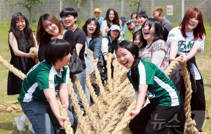 [뉴스1 PICK]'중간고사 끝! 즐거운 축제 시작' 이화여대 139주년 대동제 개막