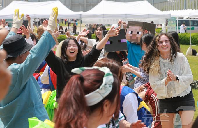 14일 서울 서대문구 대현동 이화여자대학교 스포츠트랙에서 열린 139주년 이화여대 대동제와 함께하는 국가무형유산 영산줄다리기에 참여한 학생들이 환호하고 있다. 2025.5.14/뉴스1 ⓒ News1 김진환 기자