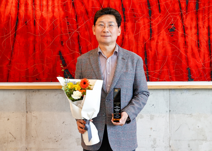 이상일 용인특례시장이 14일 서울 앰배서더 서울 풀만 호텔에서 열린 2025 국가대표브랜드 시상식에서 대상 상패를 들고 사진촬영을 하고 있다. /사진제공=용인특례시