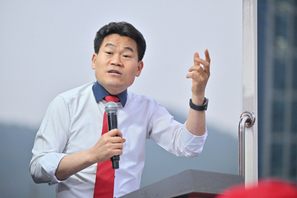 윤석열 전 대통령을 공개적으로 지지해온 한국사 일타강사 전한길이 강사직에서 은퇴한다. 사진은 전한길이 연설하는 모습. /사진=뉴시스