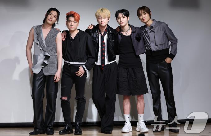 밴드 투지(2Z)의 주논(왼쪽부터)과 뉴본, 호진, 범준, 정현이 14일 서울 금천구 문화정원 아트홀에서 가진 다섯 번째 싱글 'CrossRoad(크로스로드)' 발매 쇼케이스에서 포즈를 취하고 있다. 2025.5.14/뉴스1 ⓒ News1 권현진 기자